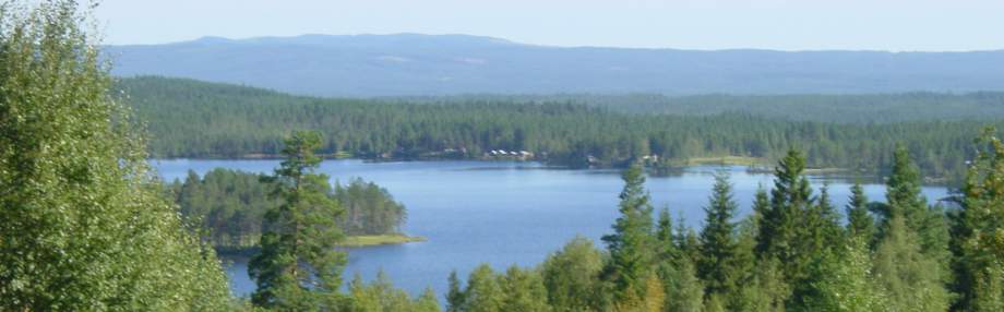 Stugan från den motsatta sidan av sjön Nissången