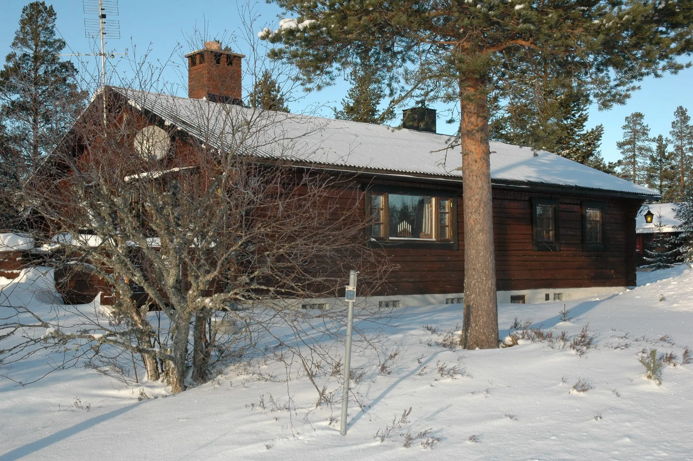 Den större stugan (Gilleråsvägen 27A) är ett handbilat äkta timmerhus byggt 1983 i ett plan om 85 kvm, med (del av) källare.